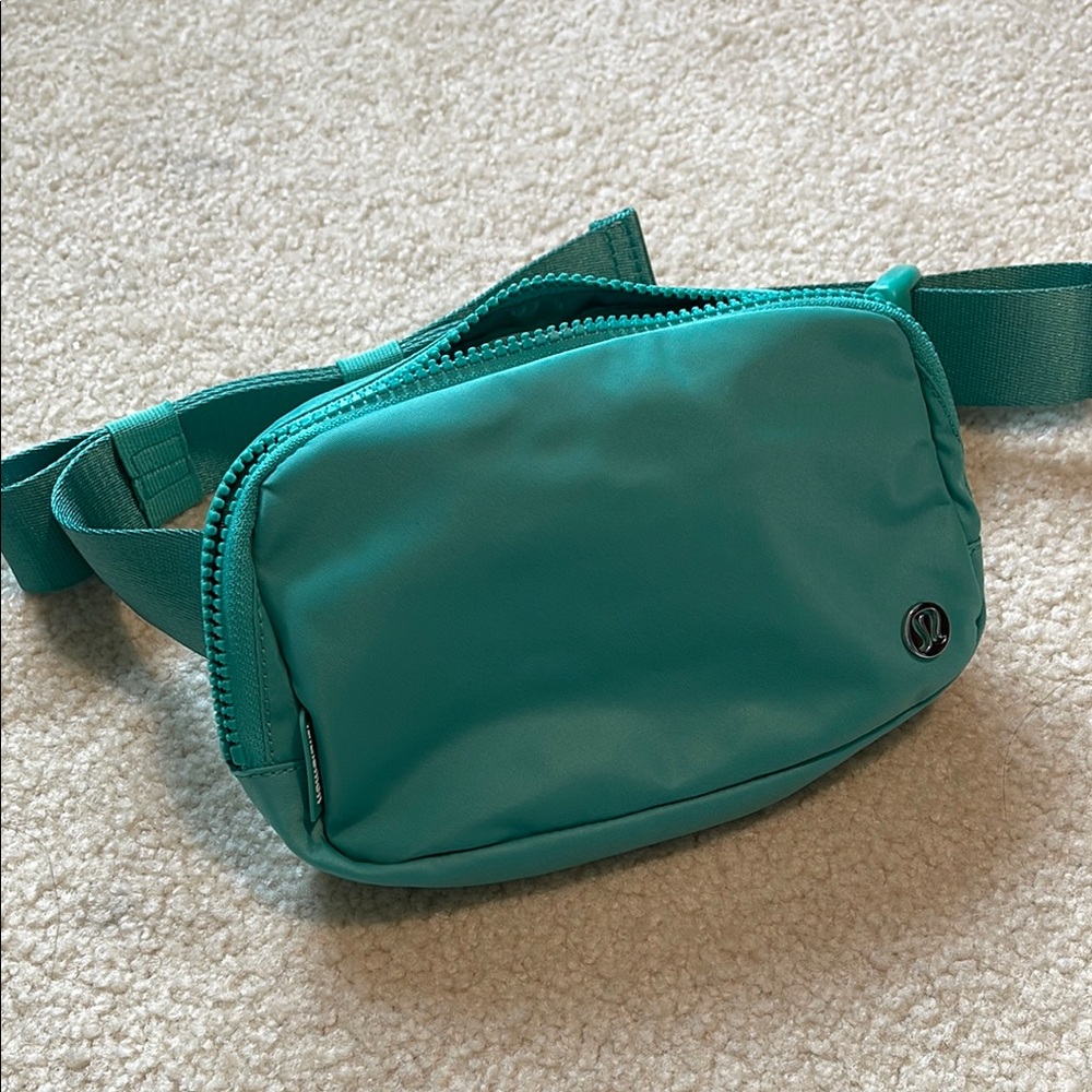Lululemon everywhere 1L Teal Belt Bag